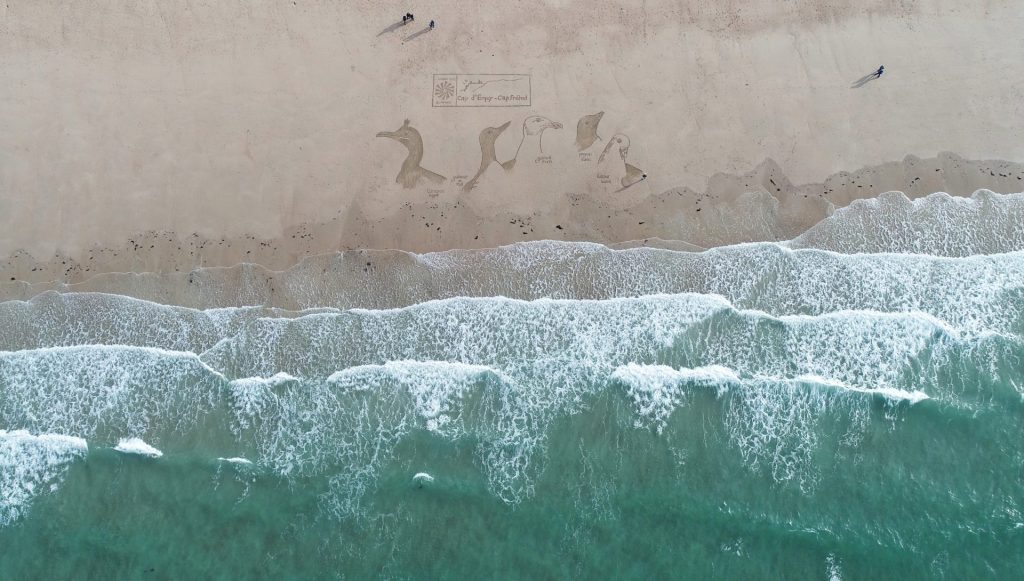 Vue du ciel : le dessin sur sable à Sables d'Or-Les-Pins avec Inga Dronartiste